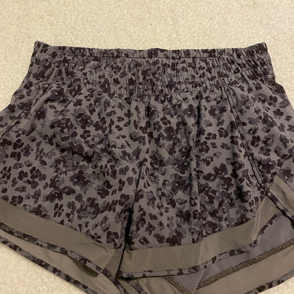 ATHLETA GYM SHORTS PERFECT CONDITION SIZE SMALL